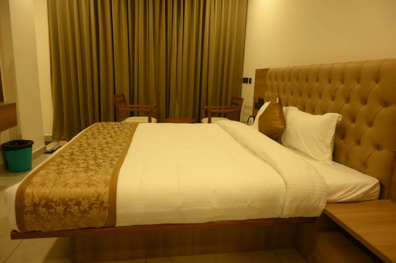 Shrreyas Inn Boarding & Lodging クンダプラ エクステリア 写真