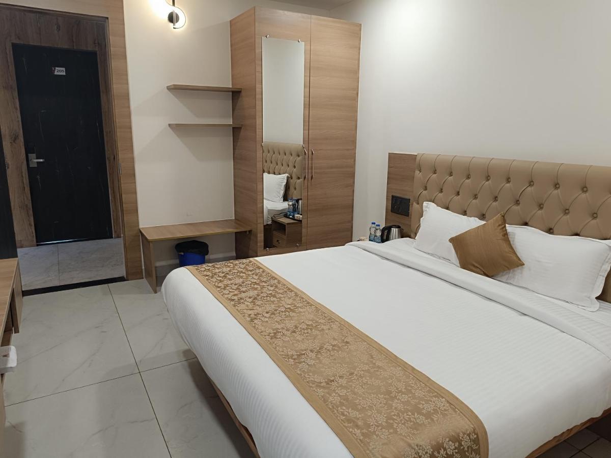 Shrreyas Inn Boarding & Lodging クンダプラ エクステリア 写真